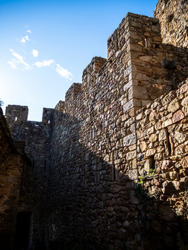 imagen des del interior de la muralla de piedra de Castillo de Requesens