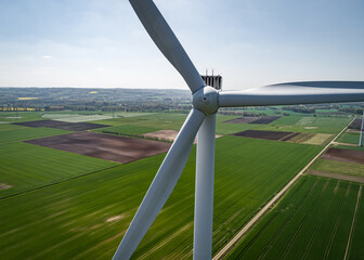 Windkraft - erneuerbare Energie, Luftaufnahme einer Windradgondel aus nächster Nähe.