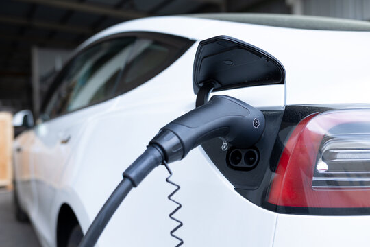 Elektroauto mit offener Ladebuchse wir mit Typ2 Stecker geladen
