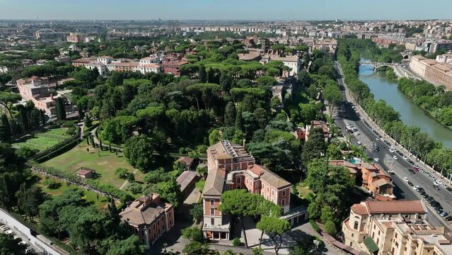 Il quartiere dell'Aventino a Roma, Italia.
Vista aerea panoramica sul colle dell'Aventino e il giardino degli aranci.