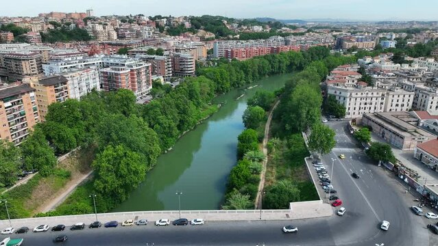 Vista aerea del fiume Tevere tra i quartieri Trastevere e Testaccio. Roma, Italia.
Vista dall'alto del centro di Roma in una giornata estiva.