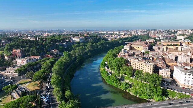 Vista aerea del fiume Tevere tra i quartieri Trastevere e Testaccio. Roma, Italia.
Vista dall'alto del centro di Roma in una giornata estiva.