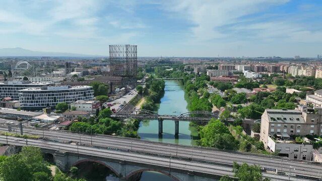 Il Gasometro o Gazometro del quartiere Ostiense di Roma, Italia.
Vista aerea della vecchia struttura in ferro simbolo del quartiere Ostiense.