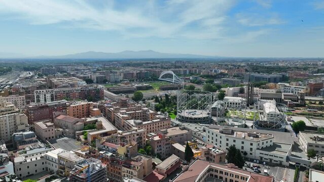 Il Gasometro o Gazometro del quartiere Ostiense di Roma, Italia.
Vista aerea della vecchia struttura in ferro simbolo del quartiere Ostiense.