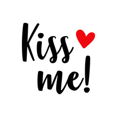 Texto manuscrito Kiss me con silueta de corazón para su uso en banner, invitaciones y tarjetas en color negro y rojo