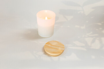 Bodegón vela aromática minimalista fondo blanco con colores pasteles