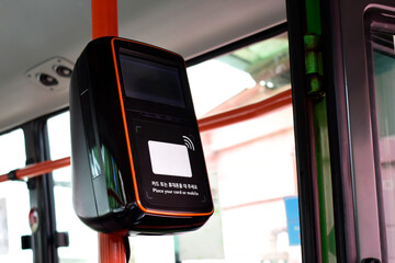 한국의 대중교통버스를 이용할때 요금을 지불하는 카드단말기이다....