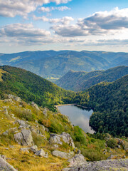 Fototapeta na wymiar Magnifique panorama des montagnes, avec un lac dans la vallée 