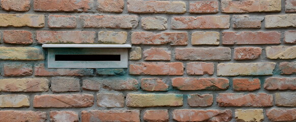 Postkasten, Briefkasten, eingemauert in einer Backsteinmauer
