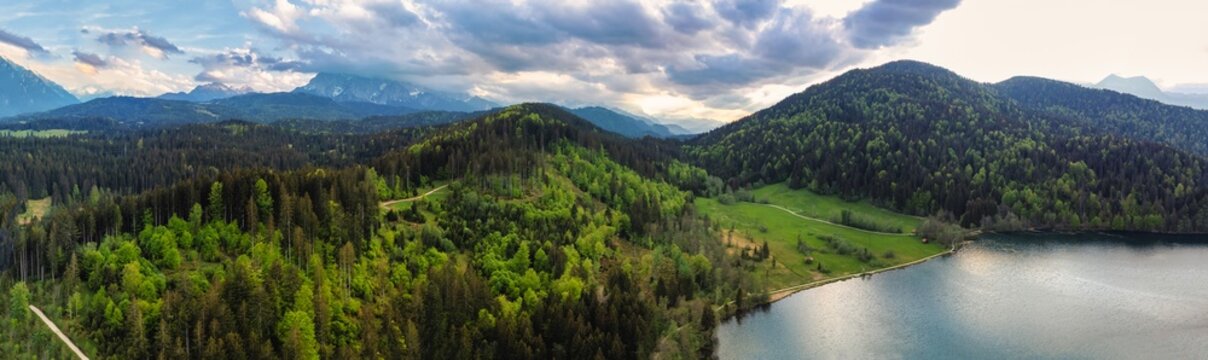 Barmsee, Krün, Panorama, See, Berge, Berglandschaft, Drohnenaufnahme, Wald, Wiese, Dorf