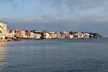 Fototapeta premium Ischia - Panorama costiero all'alba dal Pontile Aragonese