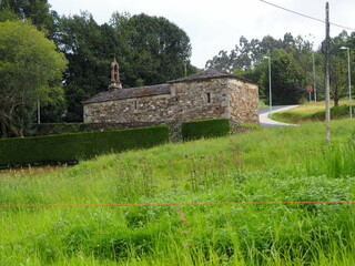 ermita de san roque del camino de recemel, estilo romanico, construcción en piedra, pequeño campanario, merendero al lado, la coruña, españa, europa