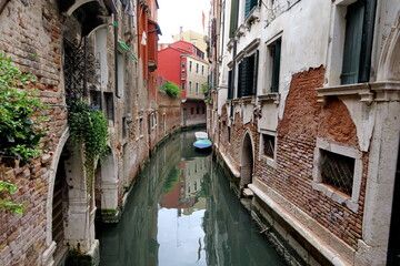 Fototapeta na wymiar Petit canal typique. Venise. Italie.