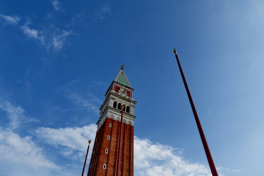 Le Campanile de Saint-Marc &agrave; Venise. Italie.
&ldquo;Le Patron de la Maison&rdquo; &ldquo;El paron de casa&rdquo;, surnom donn&eacute; par les V&eacute;nitiens au Campanile.