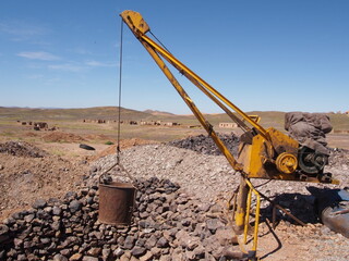 Ancienne mine avec son engin d'excavation dans le désert marocain