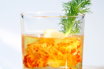 Garnelen in Aspik im Glas mit Dill und Zitrone dekoriert
