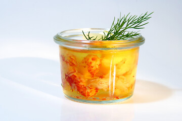 Garnelen in Aspik im Glas mit Dill und Zitrone dekoriert
