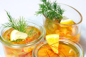 Garnelen in Aspik im Glas mit Dill und Zitrone dekoriert
