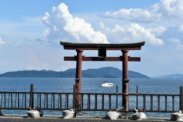 白髭神社、滋賀県、日本の景色、びわ湖、鳥居、湖、湖に浮かぶ鳥居