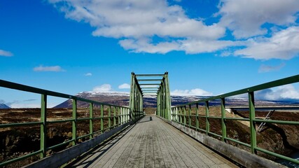 Fototapeta na wymiar Brücke in der faszinierenden Landschaft Islands.