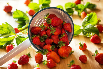 Alter Sieb mit Erdbeeren 