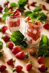 Joghurt mit frischen Erdbeeren 