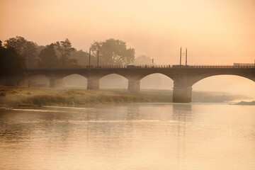 Albertbrücke in Dresden am frühen Morgen bei Nebel 