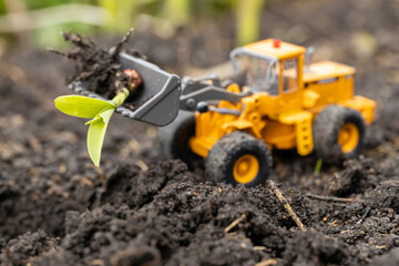 トウモロコシの苗を運ぶホイールローダー