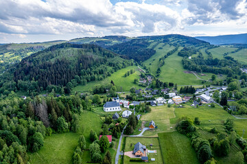 Góry Opawskie to najdalej na wschód wysunięte pasmo polskich Sudetów, W Czechach nazywane są Zlatohorską Vrchoviną, która jest traktowana jako część Jeseników, panorama z lotu ptaka latem