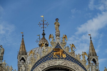 Fototapeta na wymiar Cathédrale San Marco et ciel bleu. Venise. Italie.