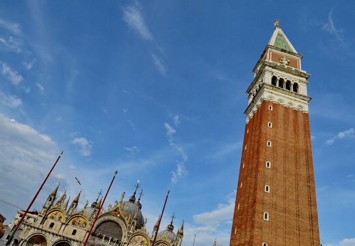 Le Campanile de Saint-Marc &agrave; Venise. Italie.
&ldquo;Le Patron de la Maison&rdquo; &ldquo;El paron de casa&rdquo;, surnom donn&eacute; par les V&eacute;nitiens au Campanile.