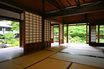 Fototapeta na wymiar 初夏の京都市の源光庵書院と鶴亀の庭が綺麗