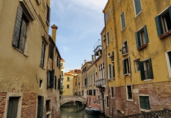 Fototapeta na wymiar Maison jaunes au bord du canal. Venise. Italie.