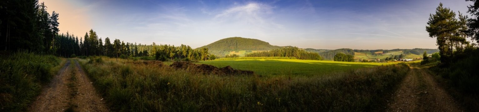 Paysage de montagne avec le volcan Mont Bar en arri&egrave;re-plan, All&egrave;gre Haute-Loire, Auvergne, France