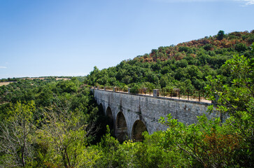 Fototapeta na wymiar La Via Ellenica del Cammino Materano percorre un tratto del vecchio acquedotto trasformato in pista ciclabile