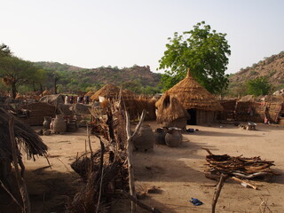 village traditionnel avec cases au Sahel, Afrique, Tchad