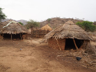 village traditionnel avec case au Sahel, Afrique, Tchad