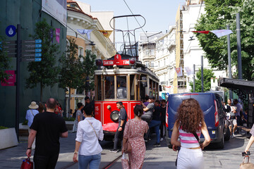 Tram sur l'avenue istiklal à Istanbul