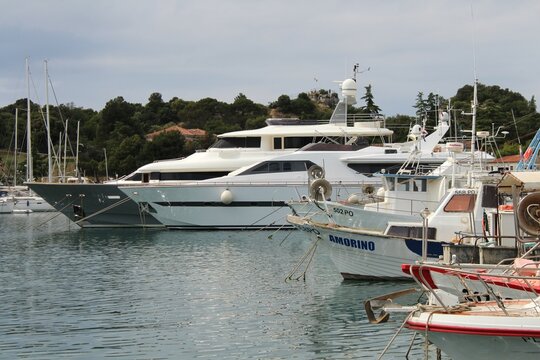 Vrsar, 30. Mai 2022, Istrien, Kroatien: Hafen mit Fischerbooten (links im Bild) und luxuriösen Jachten im Hintergrund.