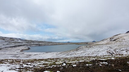 Gipfeleis und Gletschereis in der Landschaft Islands.