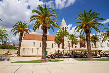 Fototapeta na wymiar church in palm promenade, trogir, croatia