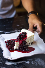 Tarta de queso con frutos rojos. Delicioso cheesecake restaurante. 