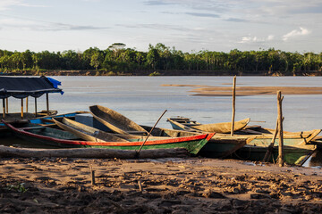 Fototapeta na wymiar Botes amarrados a orillas del río Huallaga, Puerto la Ramada, ciudad de Yurimaguas, Loreto - Perú