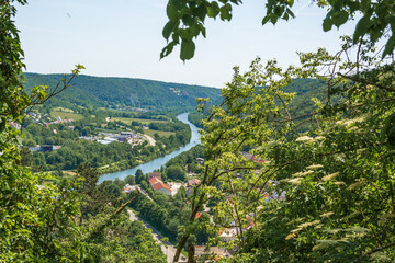 Fototapeta na wymiar Blick von der Burgruine Rabenstein auf die Donau und Riedenburg
