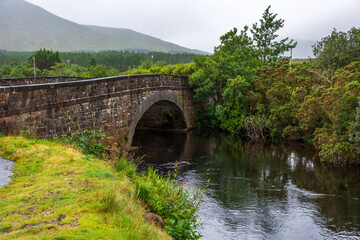 Fototapeta na wymiar alte Steinbrücke über den Bundoragha RIver in Irland