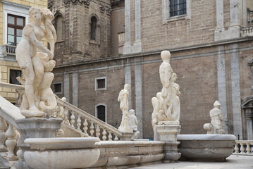 Fototapeta na wymiar Statue de la Fontana della Vergogna à Palerme. Sicile 