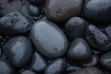 Fototapeta na wymiar Piedras de callaos mojadas por el mar. 