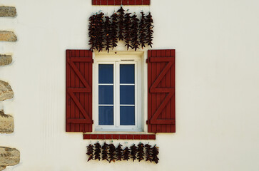 Fen&ecirc;tre et piments d'Espelette au Pays Basque-France-