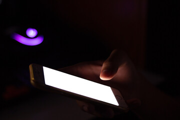 Light from the smartphone in your hand in the night,Using the phone at night makes the eyes look...