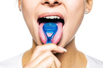 Close Up Mund, weibliches Model putzt sich die Zunge mit einem Zungenreiniger, frontal